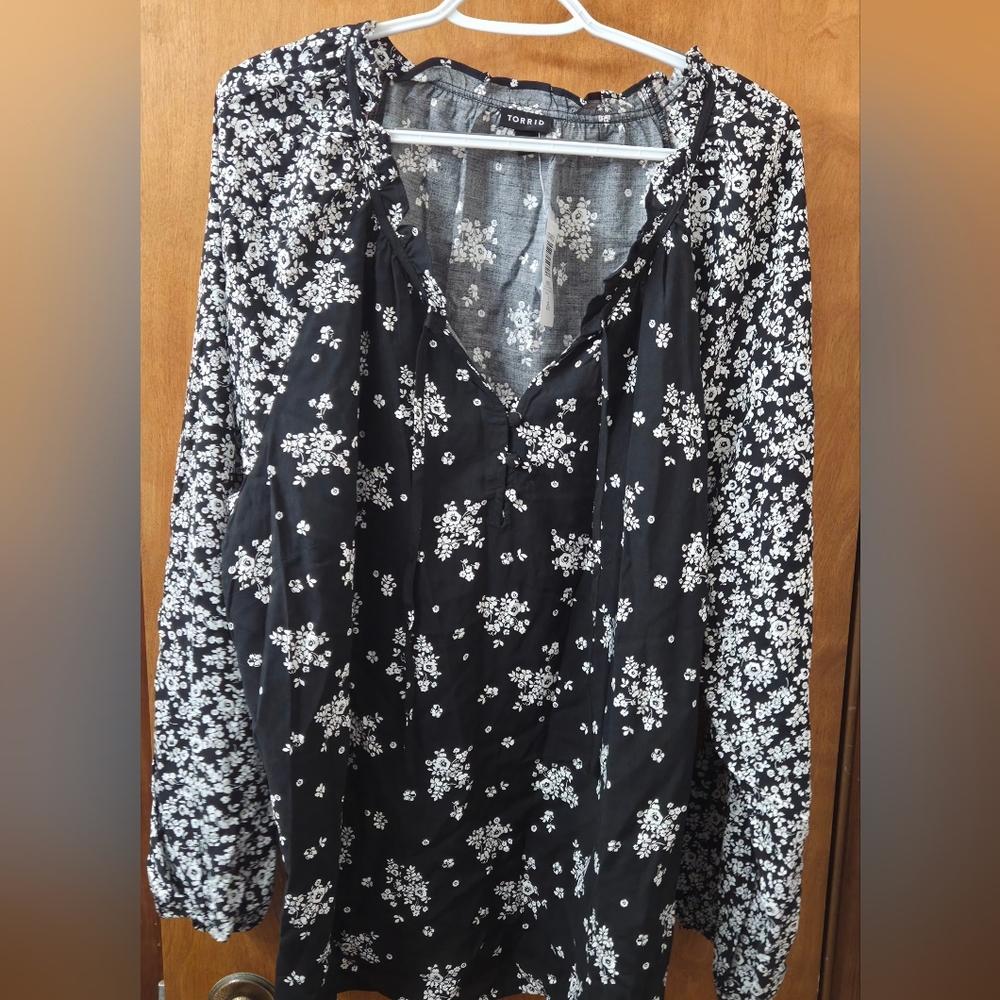 NWT Torrid Black and White Floral Challis Tie Blouse Size 2